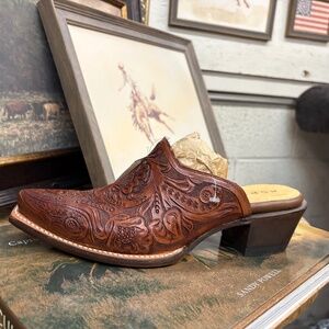 STUNNING roper tooled booties!